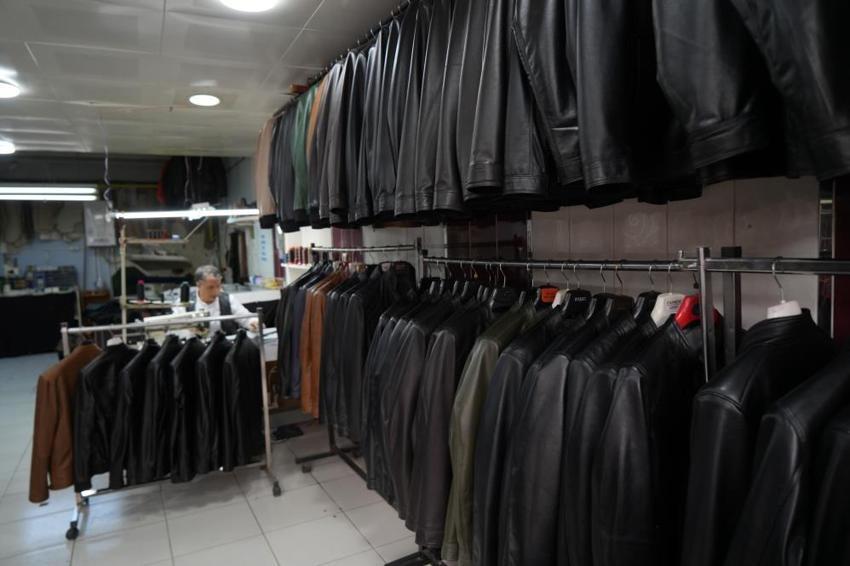 Muş'un 38 yıllık ustası, yıpranan deri montları ilk günkü haline döndürüyor