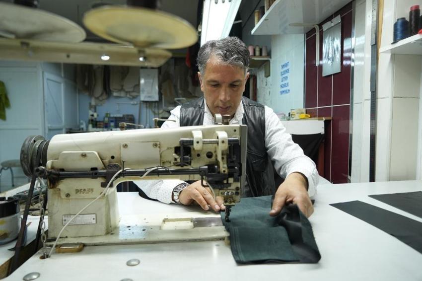 Muş'un 38 yıllık ustası, yıpranan deri montları ilk günkü haline döndürüyor