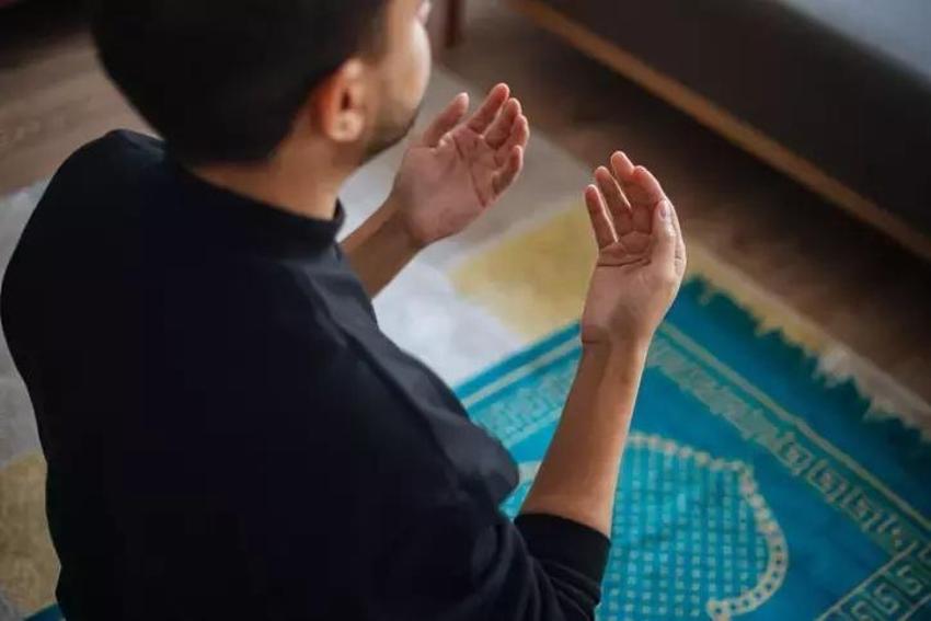 Cüzdan duası hangi ayetlerdir? Ramazan'ın son Cuma günü cüzdana konulan bereket duası nedir? Hangi cüzdedir? Araf Suresi 10. Ayet - Sad suresi 54. ayet (bereket duası) Türkçe ve Arapça okunuşu 2025!