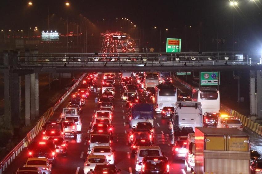 Bayram göçü başladı! Otoyolların kesişim noktasında trafik durdu