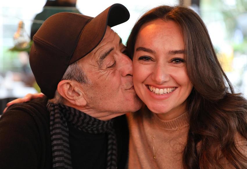 Edip Akbayram'ın kızı Türkü Akbayram'dan örnek hareket!