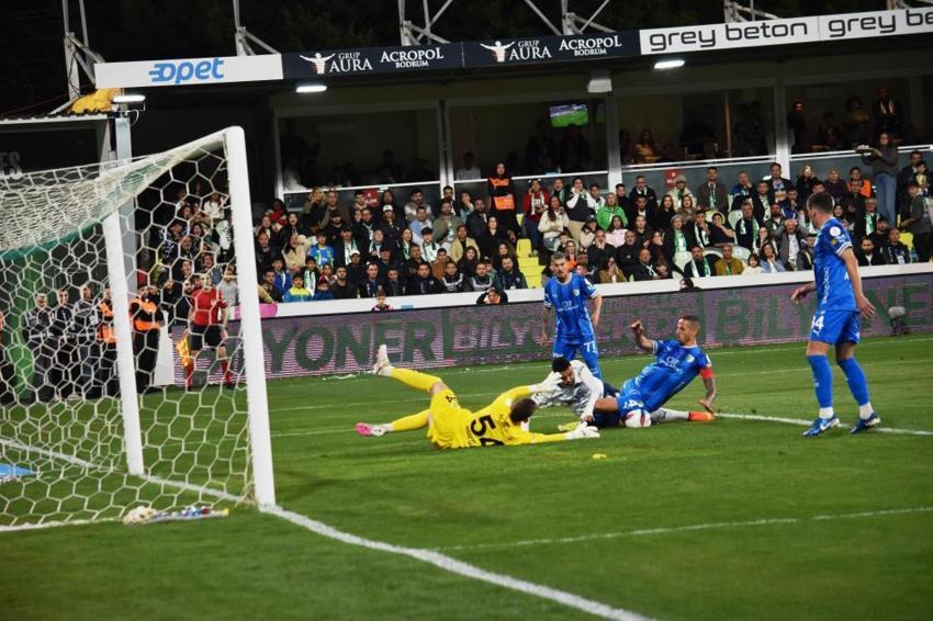 İrfan Can Eğribayat, Livakovic yanına gitti! Fenerbahçe maçında kriz çıktı: Hayatımda ilk kez böyle tokatlama gördüm