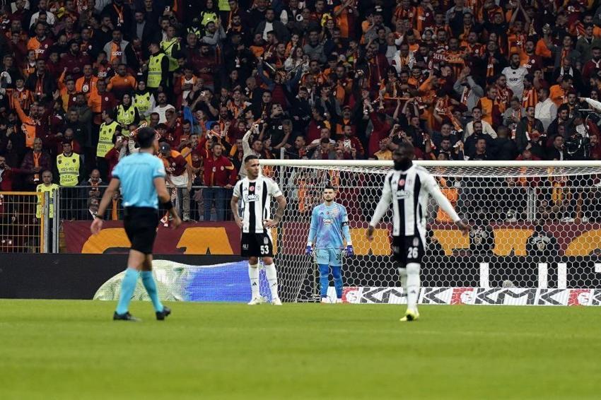 Beşiktaş-Galatasaray derbisi öncesi belli oldu! Okan Buruk kadroyu değiştirdi, işte ilk 11'ler