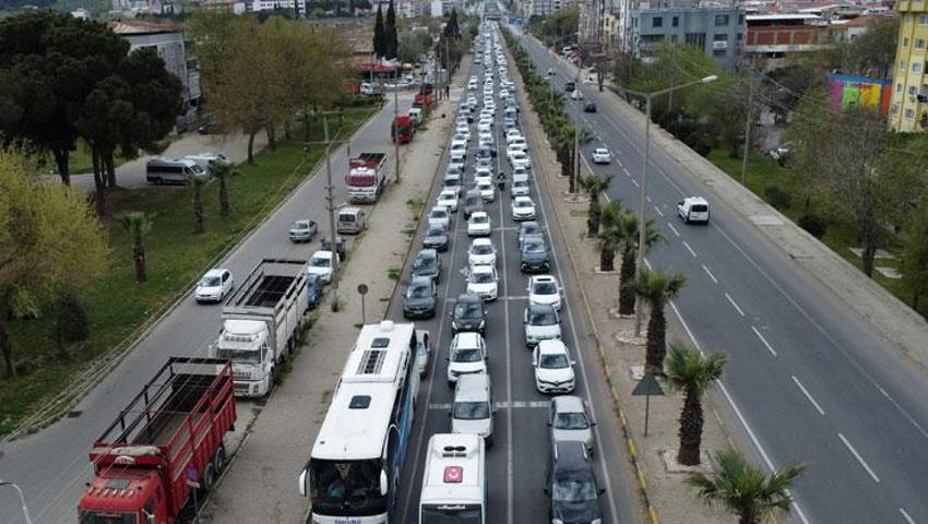 Ramazan Bayramı öncesi manzara yine değişmedi: Akın akın geldiler; kilometrelerce araç kuyruğu oluştu