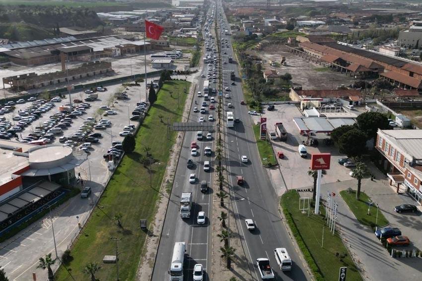 Ramazan Bayramı öncesi manzara yine değişmedi: Akın akın geldiler; kilometrelerce araç kuyruğu oluştu