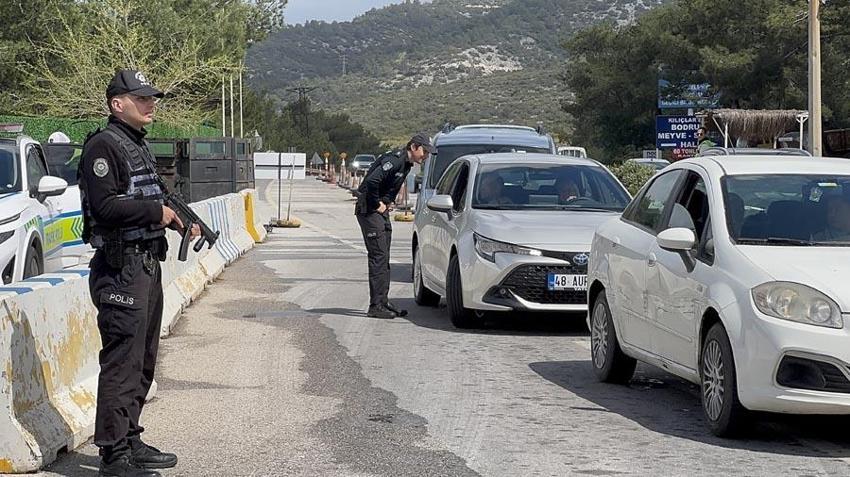 Ramazan Bayramı öncesi manzara yine değişmedi: Akın akın geldiler; kilometrelerce araç kuyruğu oluştu