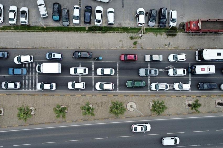 Ramazan Bayramı öncesi manzara yine değişmedi: Akın akın geldiler; kilometrelerce araç kuyruğu oluştu