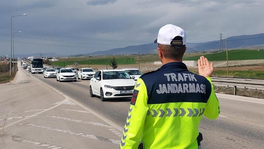 Ramazan Bayramı öncesi manzara yine değişmedi: Akın akın geldiler; kilometrelerce araç kuyruğu oluştu