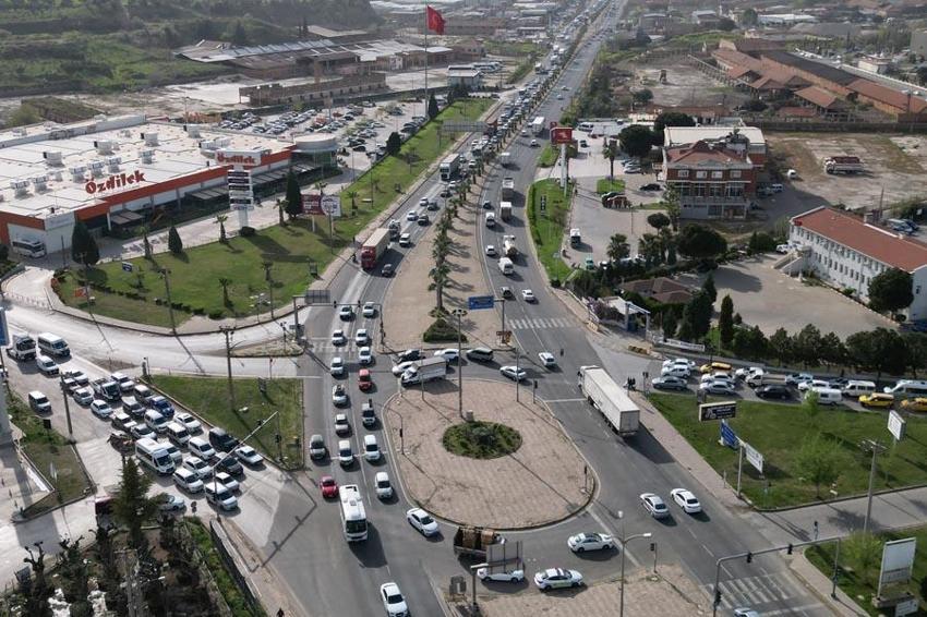 Ramazan Bayramı öncesi manzara yine değişmedi: Akın akın geldiler; kilometrelerce araç kuyruğu oluştu