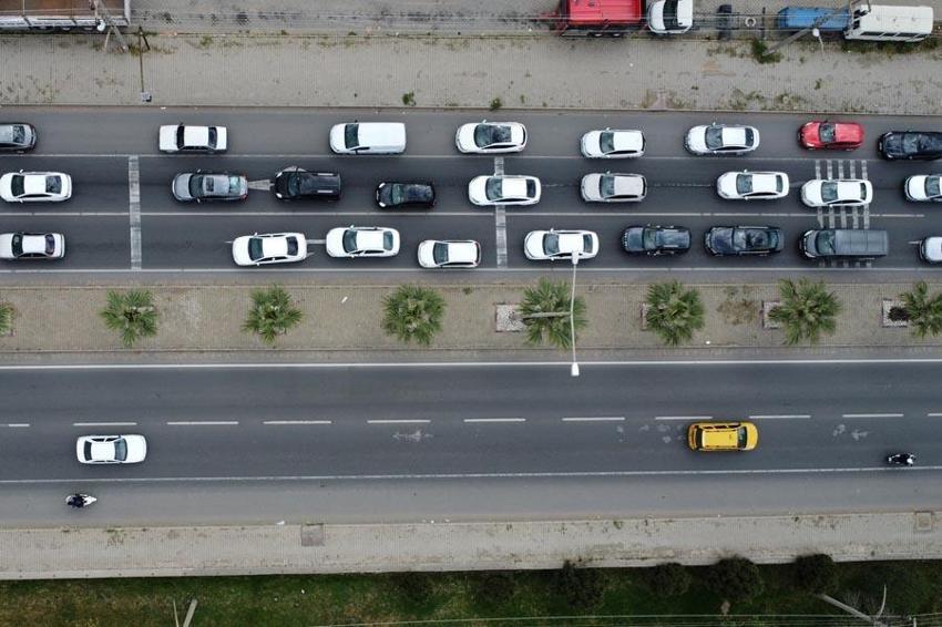 Ramazan Bayramı öncesi manzara yine değişmedi: Akın akın geldiler; kilometrelerce araç kuyruğu oluştu