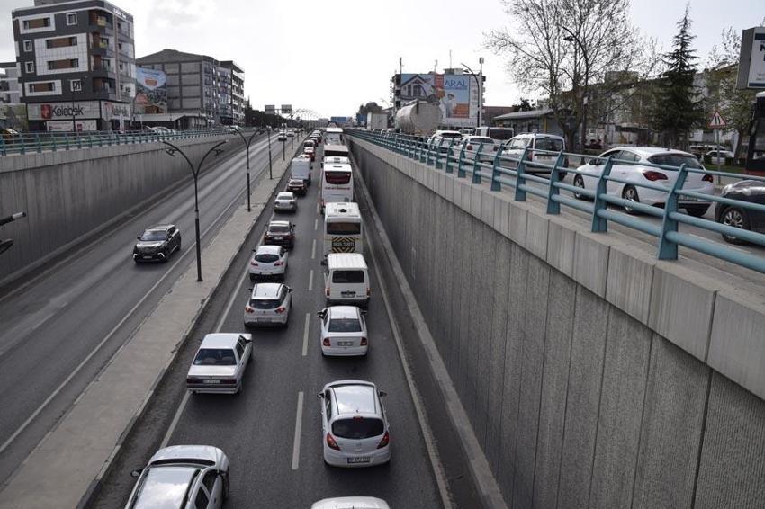 Ramazan Bayramı öncesi manzara yine değişmedi: Akın akın geldiler; kilometrelerce araç kuyruğu oluştu