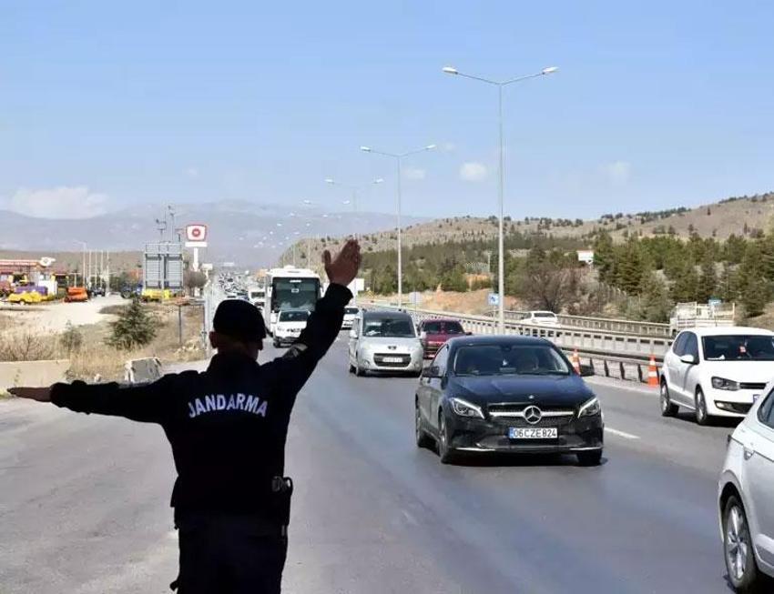 Ramazan Bayramı öncesi manzara yine değişmedi: Akın akın geldiler; kilometrelerce araç kuyruğu oluştu