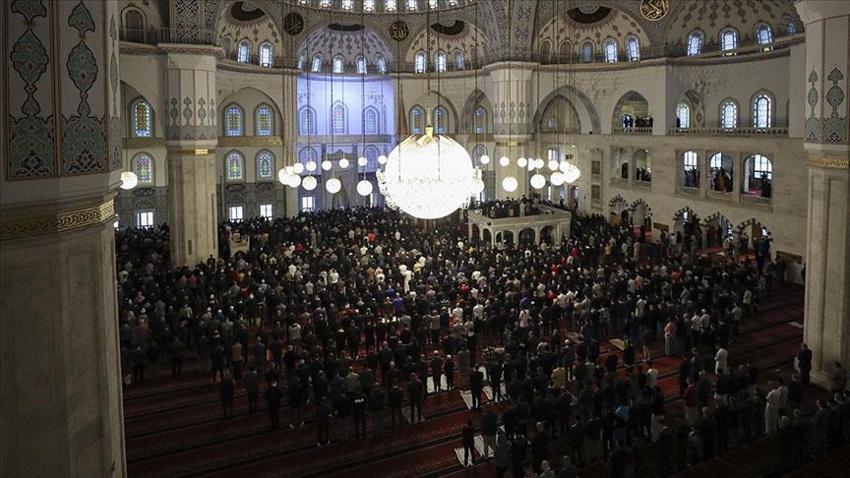 2025 bayram namazı saat kaçta kılınacak? İstanbul bayram namazı saati: İl İl Ramazan Bayramı namazı vakitleri