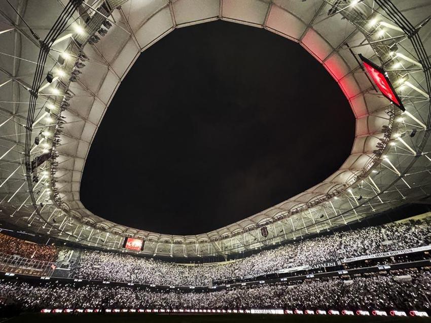 Beşiktaş Galatasaray derbisi 3 gol 2 kırmızı kart! Kartal Aslan'a ilk mağlubiyetini tattırdı