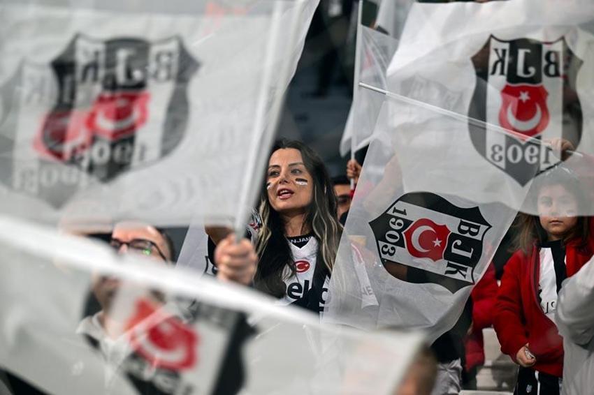 Beşiktaş Galatasaray derbisi 3 gol 2 kırmızı kart! Kartal Aslan'a ilk mağlubiyetini tattırdı
