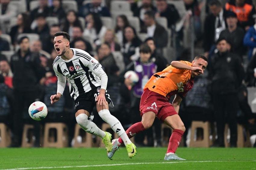 Beşiktaş Galatasaray derbisinde kritik an! VAR devreye girdi hakem kırmızı kartla oyundan attı
