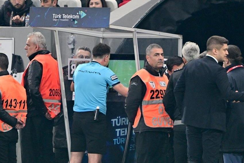 Beşiktaş Galatasaray derbisinde kritik an! VAR devreye girdi hakem kırmızı kartla oyundan attı