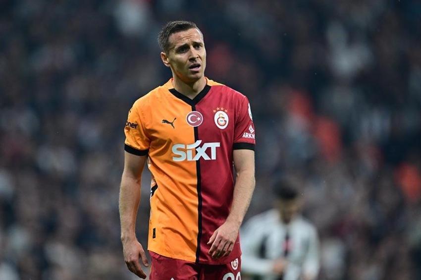 Beşiktaş Galatasaray derbisinde kritik an! VAR devreye girdi hakem kırmızı kartla oyundan attı