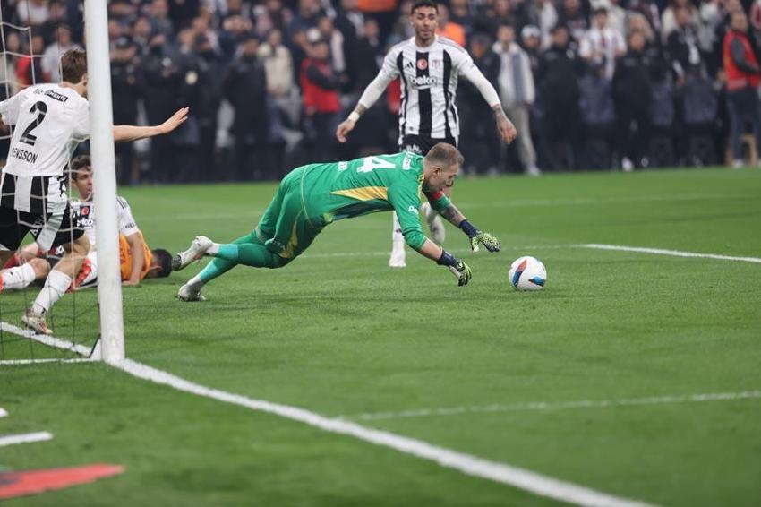 Beşiktaş Galatasaray derbisi 3 gol 2 kırmızı kart! Kartal Aslan'a ilk mağlubiyetini tattırdı