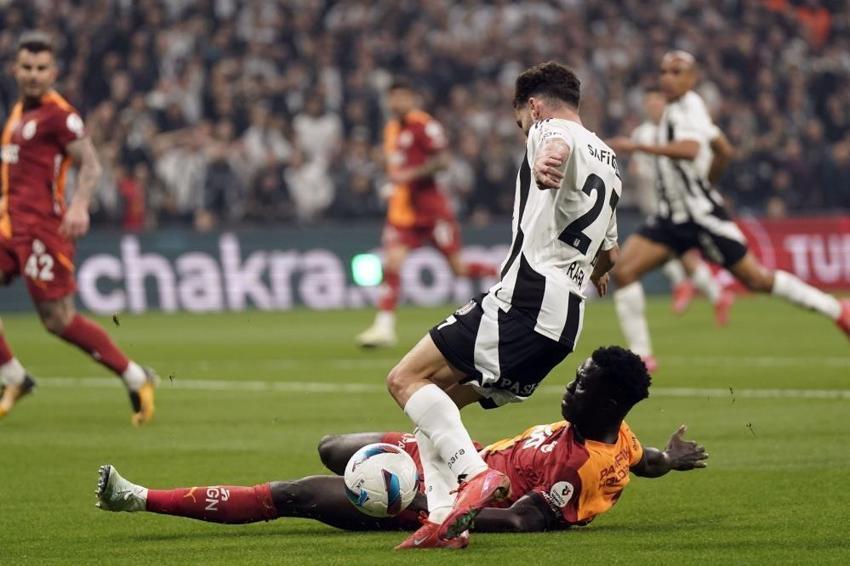 Beşiktaş-Galatasaray derbisinde kırmızı kartlar olay oldu! Eski hakem açıkladı: Kararı yanlış, VAR olmaz