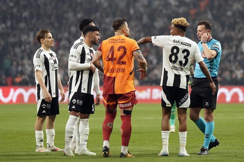 Beşiktaş-Galatasaray derbisinde kırmızı kartlar olay oldu! Eski hakem açıkladı: Kararı yanlış, VAR olmaz