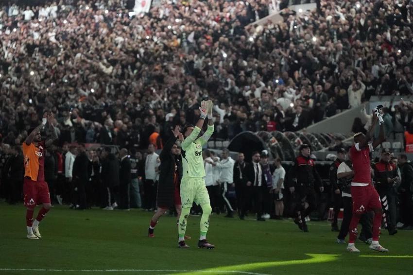 Victor Osimhen'i zor tuttular! Beşiktaş derbisi sonrası çıldırdı: Olay hareket, Muslera araya girdi