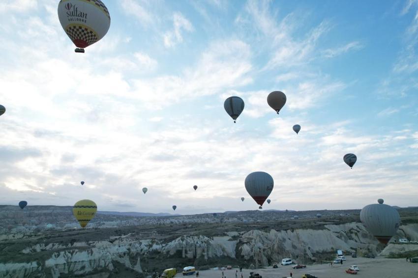 Kapadokya'da bayram yoğunluğu! Yeryüzü de gökyüzü de resmen doldu taştı