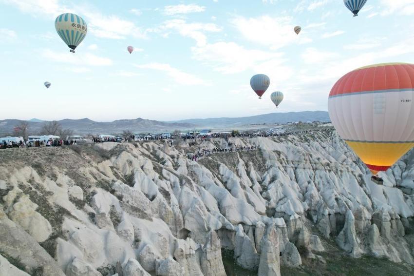 Kapadokya'da bayram yoğunluğu! Yeryüzü de gökyüzü de resmen doldu taştı