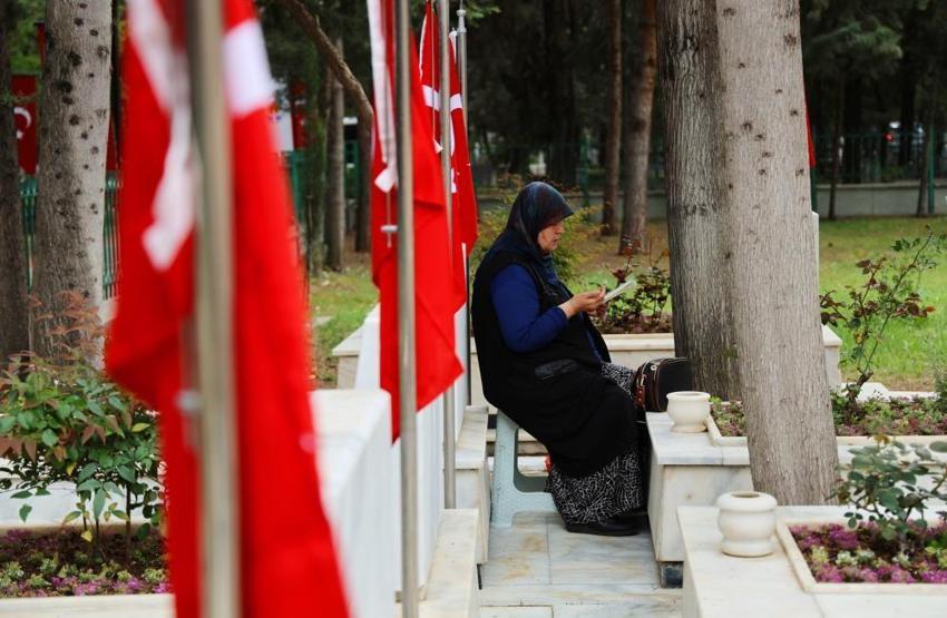 Adana'da şehit anneleri evlatlarıyla bayramlaştı! "Evladım bayramda dünyaya gelmişti, onsuz bayramı ne yapayım"