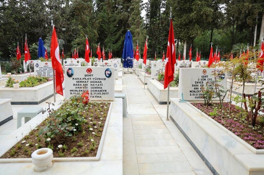 Adana'da şehit anneleri evlatlarıyla bayramlaştı! "Evladım bayramda dünyaya gelmişti, onsuz bayramı ne yapayım"