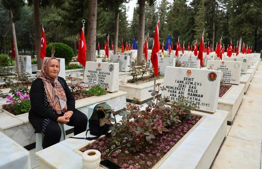 Adana'da şehit anneleri evlatlarıyla bayramlaştı! "Evladım bayramda dünyaya gelmişti, onsuz bayramı ne yapayım"