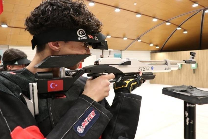 Antrenör çift, atıcılıkta geleceğin şampiyonlarını yetiştiriyor