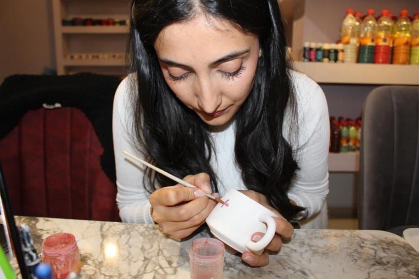 Siirt'te kadınlar günün yorgunluğunu sanat atölyesinde atıyorlar