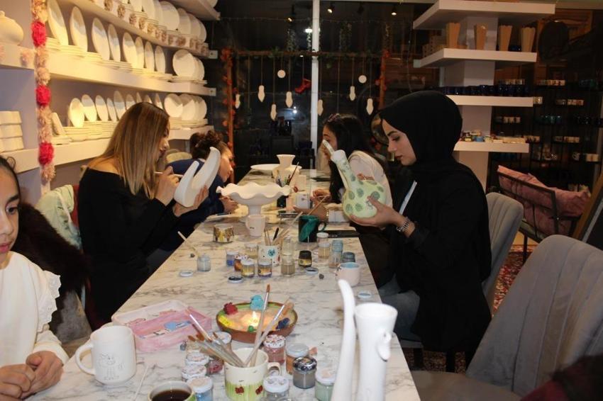 Siirt'te kadınlar günün yorgunluğunu sanat atölyesinde atıyorlar
