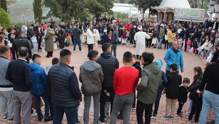 Antalya'da asırlık geleneği yaşatıp, cami bahçesinde çocuklara şeker dağıttılar