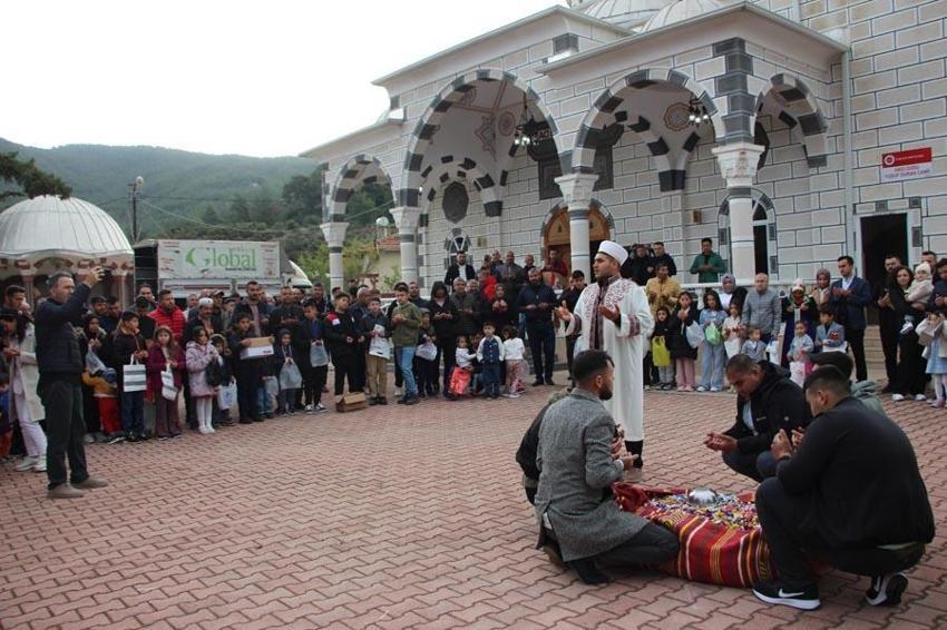 Antalya'da asırlık geleneği yaşatıp, cami bahçesinde çocuklara şeker dağıttılar