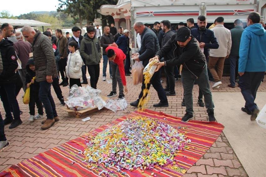 Antalya'da asırlık geleneği yaşatıp, cami bahçesinde çocuklara şeker dağıttılar