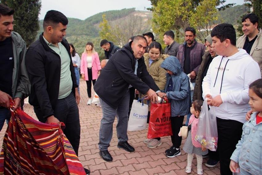 Antalya'da asırlık geleneği yaşatıp, cami bahçesinde çocuklara şeker dağıttılar