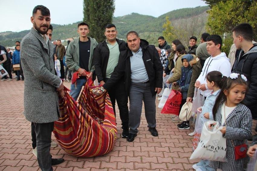 Antalya'da asırlık geleneği yaşatıp, cami bahçesinde çocuklara şeker dağıttılar