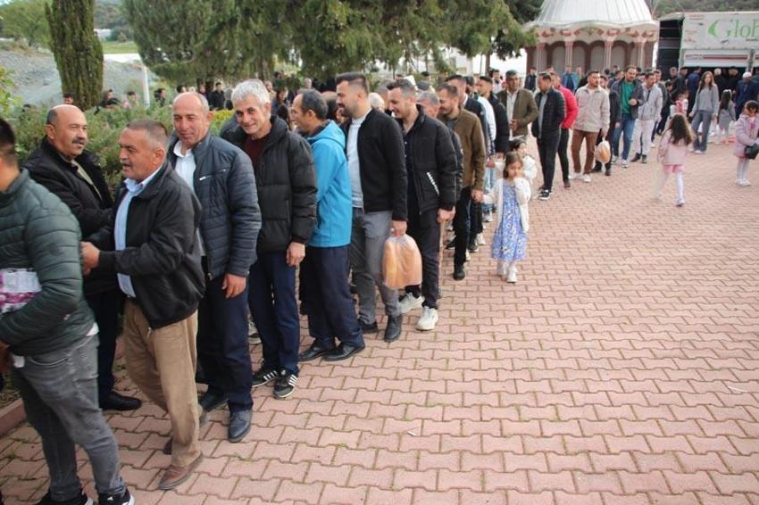 Antalya'da asırlık geleneği yaşatıp, cami bahçesinde çocuklara şeker dağıttılar