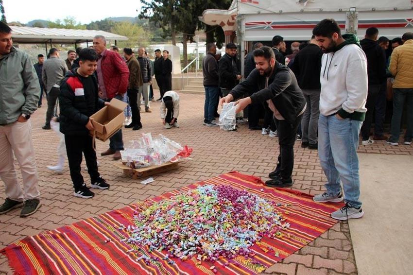 Antalya'da asırlık geleneği yaşatıp, cami bahçesinde çocuklara şeker dağıttılar