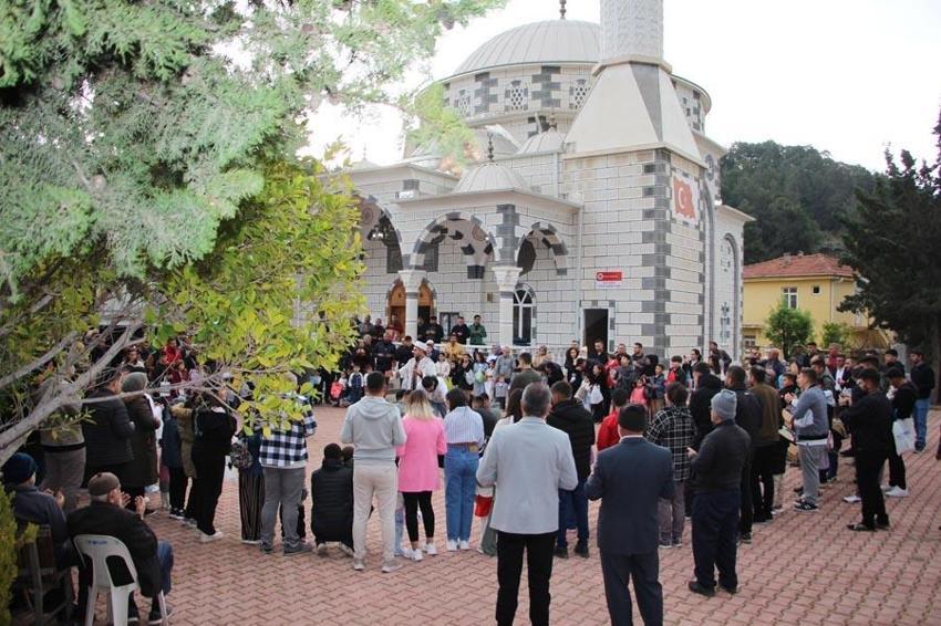 Antalya'da asırlık geleneği yaşatıp, cami bahçesinde çocuklara şeker dağıttılar