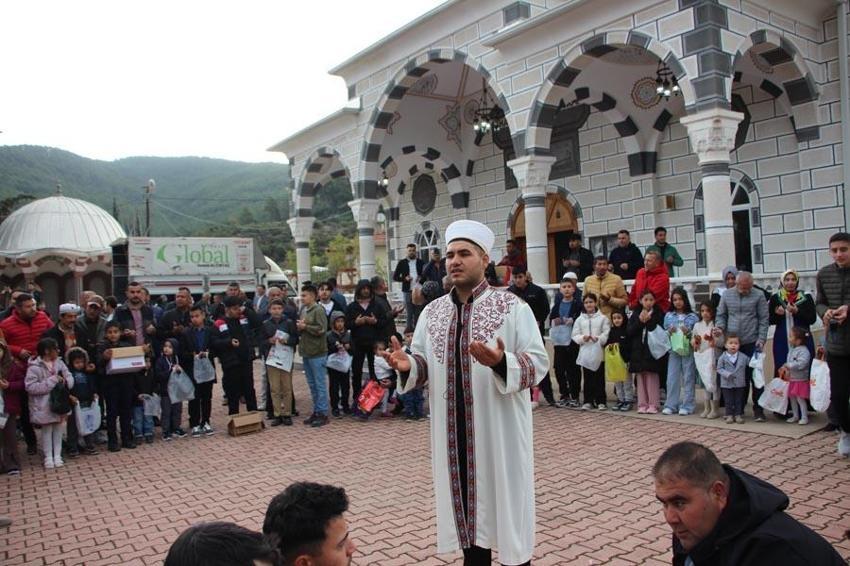 Antalya'da asırlık geleneği yaşatıp, cami bahçesinde çocuklara şeker dağıttılar
