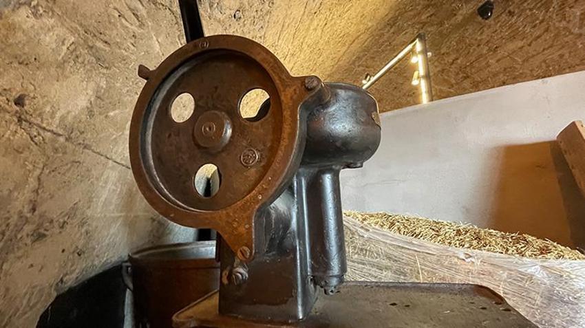 Kars'taki Peynir Müzesi'nde dikkat çeken makine! 120 yaşındaki eseri görenler maziye gidiyor