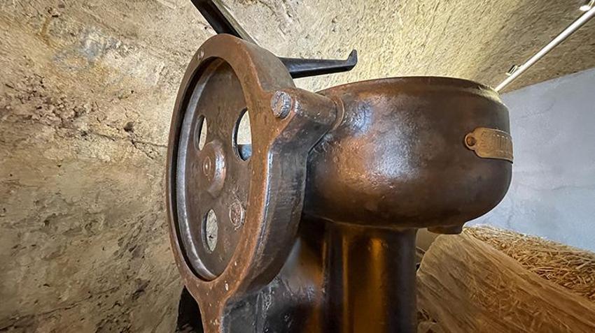 Kars'taki Peynir Müzesi'nde dikkat çeken makine! 120 yaşındaki eseri görenler maziye gidiyor