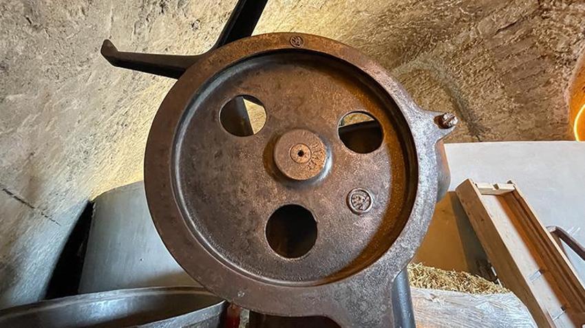 Kars'taki Peynir Müzesi'nde dikkat çeken makine! 120 yaşındaki eseri görenler maziye gidiyor
