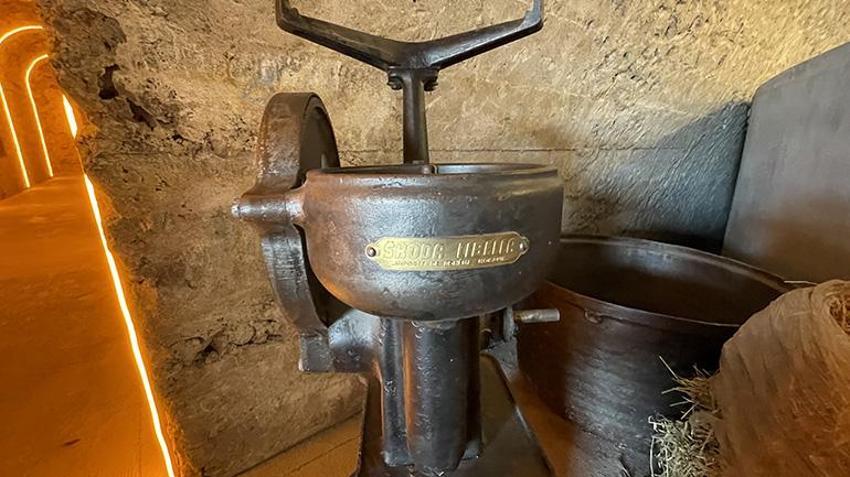 Kars'taki Peynir Müzesi'nde dikkat çeken makine! 120 yaşındaki eseri görenler maziye gidiyor