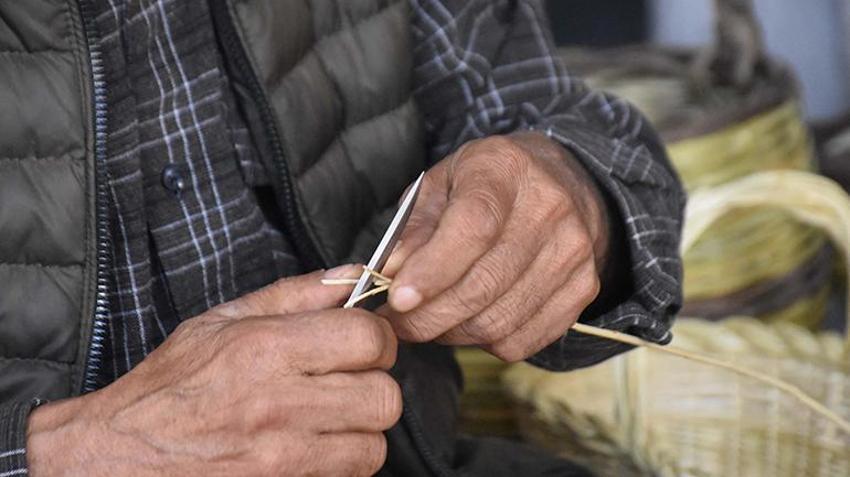 İzmir'de mesleğinin son temsilcisi sepetçi, zamana direnerek tarihi mesleği koruyor