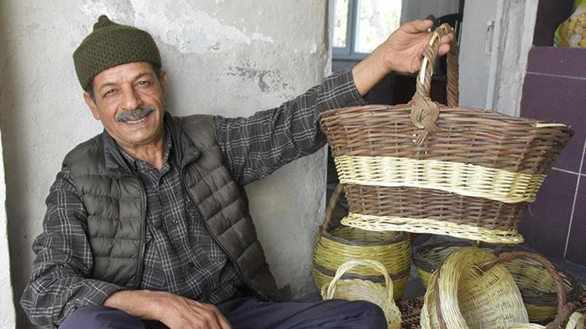 İzmir'de mesleğinin son temsilcisi sepetçi, zamana direnerek tarihi mesleği koruyor