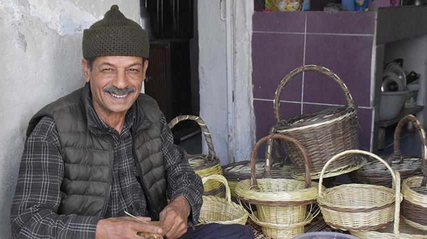 İzmir'de mesleğinin son temsilcisi sepetçi, zamana direnerek tarihi mesleği koruyor
